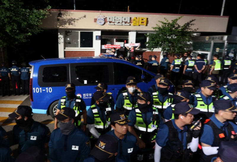 尹 수감된 서울구치소 일대…'<b>석방촉구</b>' 지지자 약 450명 집결