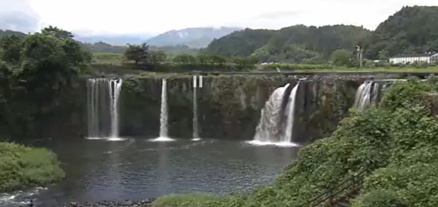 '동양의 나이아가라'로 불리는 일본 오이타현 하라지리폭포에서 한국인 대학생이 숨진 채 발견됐다. /사진=NHK 보도화면 캡처