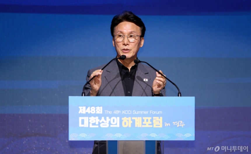 김민석 국무총리가 16일 경북 경주시 라한셀렉트 호텔에서 열린 제48회 대한상공회의소 하계포럼 in 경주에서 기조연설을 하고 있다./사진=뉴시스