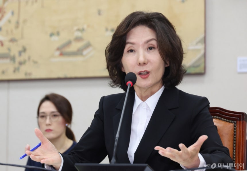 [서울=뉴시스] 고승민 기자 = 이진숙 사회부총리 겸 교육부 장관 후보자가 16일 서울 여의도 국회 교육위원회에서 열린 인사청문회에서 의원 질의에 답하고 있다. 2025.07.16. kkssmm99@newsis.co