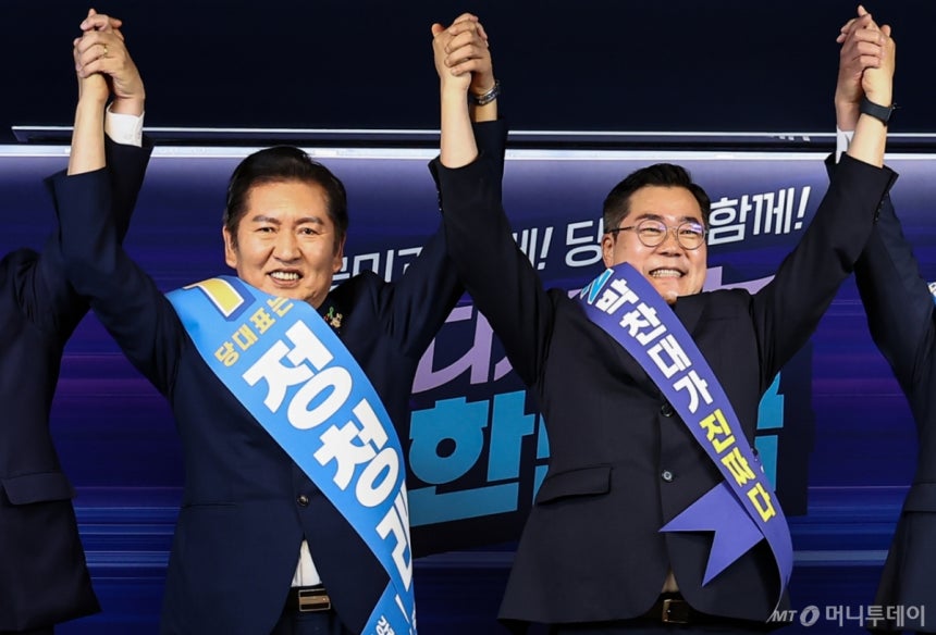 (서울=뉴스1) 김도우 기자 = 정청래 후보와 박찬대 후보가 황명선 최고위원 후보가 19일 서울 여의도 더불어민주당 중앙당사에서 열린 '당대표 및 최고위원 선출을 위한 충청권 합동연설회'에서 기념촬영을 하고 있다.