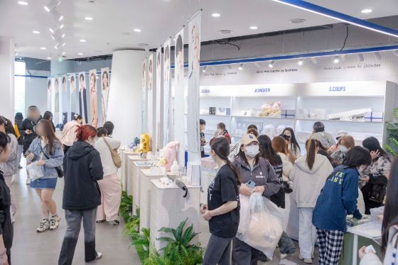 원본보기

4~5월 난징에서 열린 '아티스트 모델 컬렉션 바이 세븐틴'팝업에서 방문객들이 팝업을 둘러보고 있다./사진제공=하이브