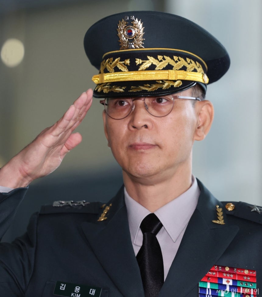 김용대 합동참모본부 소속 드론작전사령관(소장)이 지난 17일 서울 서초구 서울고등법원에 마련된 조은석 내란 특별검사팀 사무실에 피의자 신분으로 출석하면서 경례하고 있다. / 사진=뉴시스