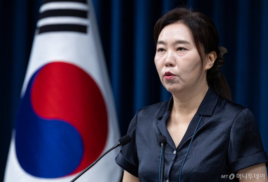 (서울=뉴스1) 이재명 기자=강유정 대통령실 대변인이 22일 서울 용산 대통령실 청사에서 강준욱 국민통합비서관 자진사퇴 관련 브리핑을 하고 있다. 2025.7.22/뉴스1 Copyright (C) 뉴스1. Al