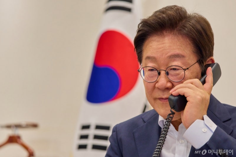 <b>이재명 대통령</b>, 우즈벡 <b>대통령</b>과 취임 후 첫 <b>통화</b>…韓기업 관심·지원 요...