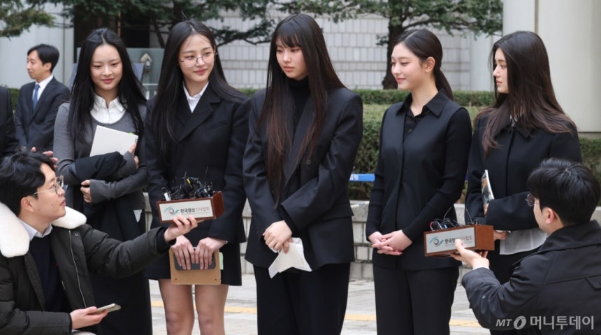 [서울=뉴시스] 추상철 기자 = 그룹 뉴진스(NJZ 하니, 민지, 혜인, 해린, 다니엘)가 7일 오후 서울 서초구 서울중앙지방법원에서 열린 '어도어, 뉴진스 상대 기획사 지위보전 및 광고계약 체결 등 금지 가처분'