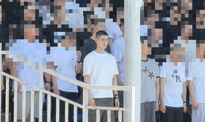 "아들 미안" <b>훈련병</b> 어머니에 포착된 <b>차은우</b>…밤톨머리도 못 가린 미모