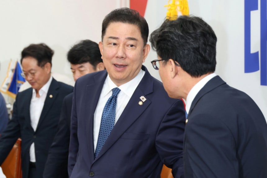 (Seoul=News1) Reporter Lee Gwang-ho - Kim Byeong-gi, Acting Chairman of the Democratic Party and Floor Leader, attends the policy coordination meeting held at the National Assembly in Yeouido, Seoul on the morning of the 31st, and is having a conversation with Jin Seong-jun, Chair of the Policy Committee. 2025.7.31/News1 Copy