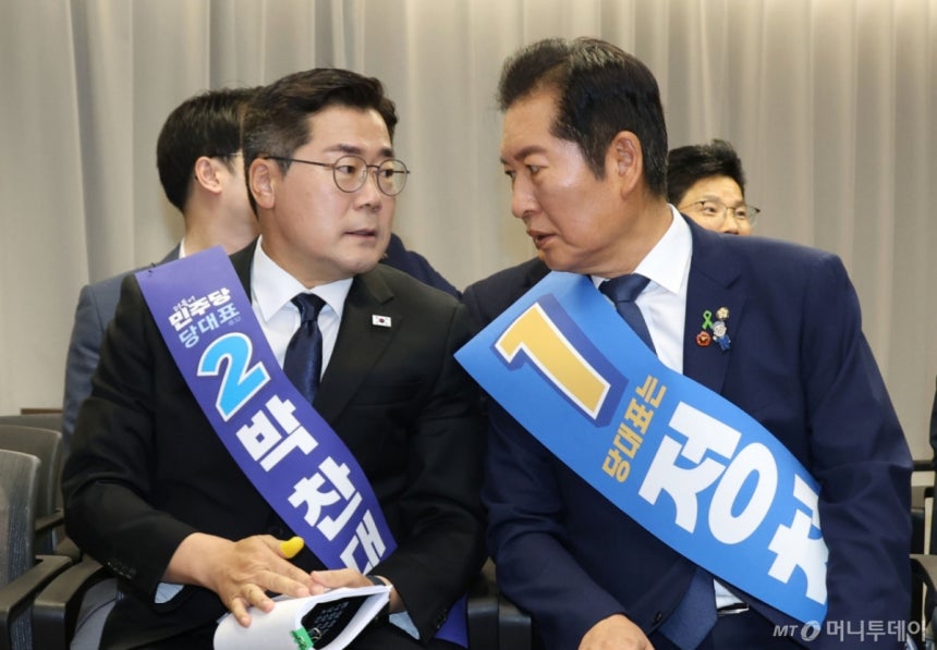 (Seoul=News1) Reporter Lee Gwang-ho - Jeong Cheong-rae (right) and Park Chan-dae, candidates for the Democratic Party leader, are having a conversation at the ‘Joint Speech Contest for the Election of the Party Leader and Executive Committee for the Yeongnam Region’ held at the Central Party Headquarters in Yeouido, Seoul, on the afternoon of the 20th. 2025.7.