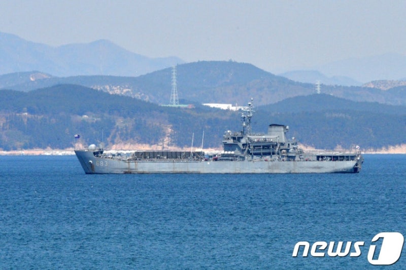 <b>해군 상륙함</b>, <b>진해</b> 군항 입항 중 <b>화재</b> 발생…승조원 2명 화상 등 부상