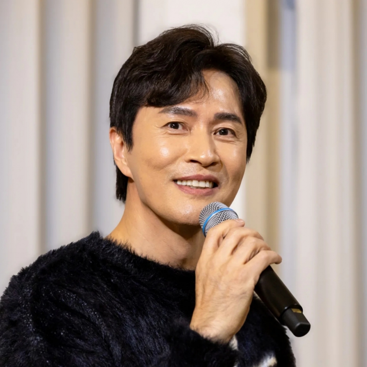 '<b>모친상</b>' <b>김정민</b>, <b>팬클럽</b> 조의금 전액 <b>기부</b>…"어머니 뜻 이어가려"