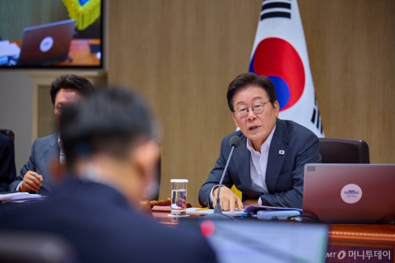 이재명 대통령 "<b>가짜뉴스</b>로 버는 돈 많아···<b>징벌적</b> <b>배상</b> 검토하라"