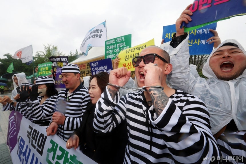 (서울=뉴스1) 황기선 기자 = 대한문신사중앙회 회원들이 9일 오후 서울 영등포구 여의도 국회 앞에서 '문신사법 제정 촉구를 위한 기자회견'을 진행하고 있다.  이날 회원들은 기자회견을 통해 문신업 종사자들의 직업적