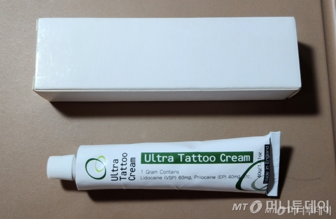 대구 남구의 반영구화장 재료 유통업체 파○뷰티가 택배로 발송한 마취크림. 제품 상자엔 제품명·성분이 표기돼있지 않았고, 스티커도 허술하게 붙어있었다. 스티커엔 '영국산(Made in England)'라고 표기돼있다.