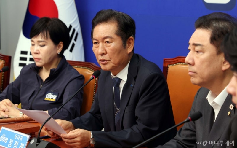 [속보]與 "<b>윤리심판원장</b> <b>한동수</b>, 국민소통위원장 김현·전용기 <b>임명</b>"