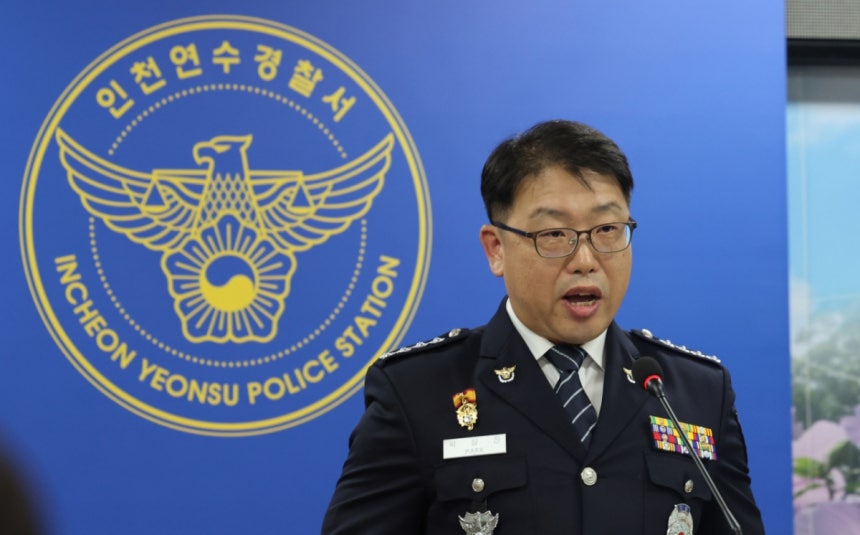 박상진 인천 연수경찰서 서장이 21일 오후 연수경찰서 2층 소회의실에서 송도국제도시 아파트에서 발생한 60대 남성의 사제총기 아들 살해 사건과 관련 언론 브리핑을 하고 있다./사진=뉴시스