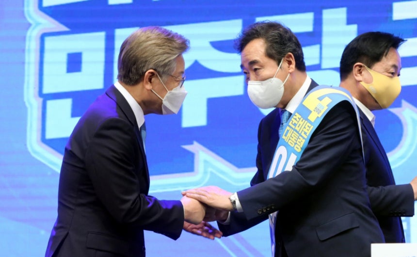 이재명 더불어민주당 대선 주자가 5일 충북 청주시 CJB컨벤션센터에서 열린 세종·충북 지역 경선에서 54.54%(7035표)의 과반 득표해 성공해 1위에 올랐다. 2021년 이재명 후보가 이낙연 후보와 인사를 하고