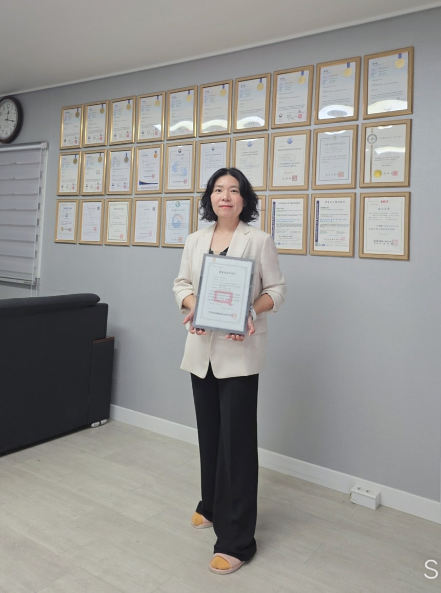 박지은 (주)연 대표가 본사 사무실에서 품질인증 지정서를  들고 기념 사진을 찍고 있다. /사진제공=(주)연