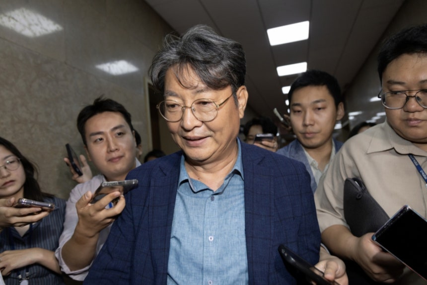 '주식 차명거래 의혹'이 제기된 이춘석 더불어민주당 의원이 5일 오후 서울 여의도 국회에서 방송법 개정안에 대한 무제한토론 종결동의의 건 투표를 마치고 본회의장을 빠져나가며 취재진에게 질문을 받고 있다./사진=뉴스