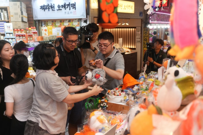 제주 원도심(옛 중심지)을 찾은 중국인 관광객. / 사진 = 제주관광공사 제공