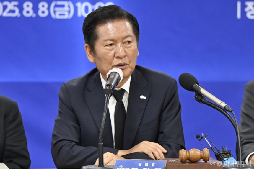 [무안=뉴시스] 박기웅 기자 = 정청래 더불어민주당 대표가 8일 오전 전남 무안군 민주당 전남도당 대회의실에서 열린 제145차 전남 현장 최고위원회의에 참석해 발언을 하고 있다. 2025.08.08. pboxer@n