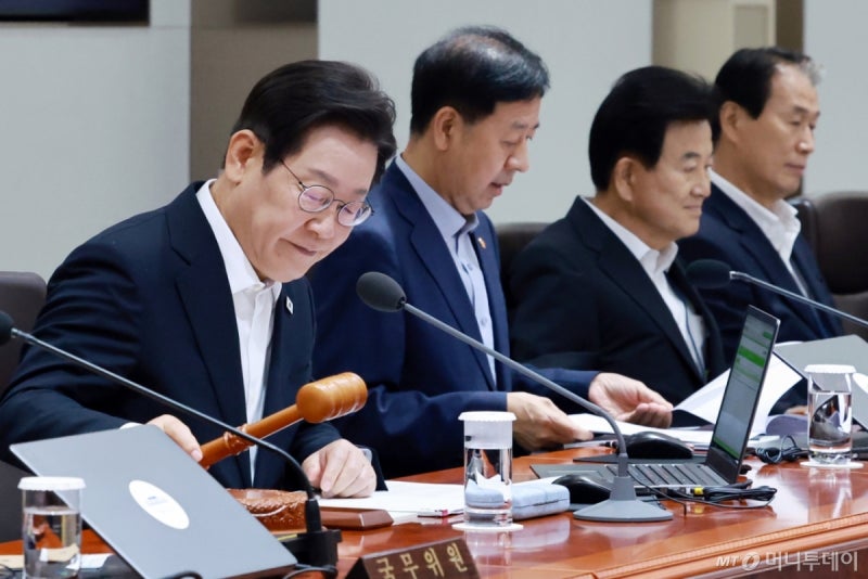 이재명 대통령, <b>조국</b>·최신원 등 <b>사면</b>·<b>복권</b>…대통령실 "야당이 더 많다...