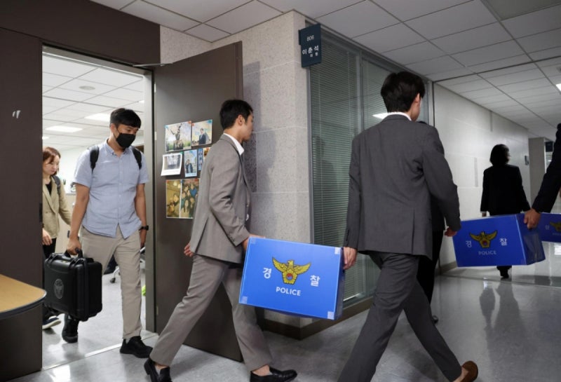 경찰, <b>이춘석 보좌관</b> 6시간 <b>소환조사</b>… 주식계좌 대여 혐의