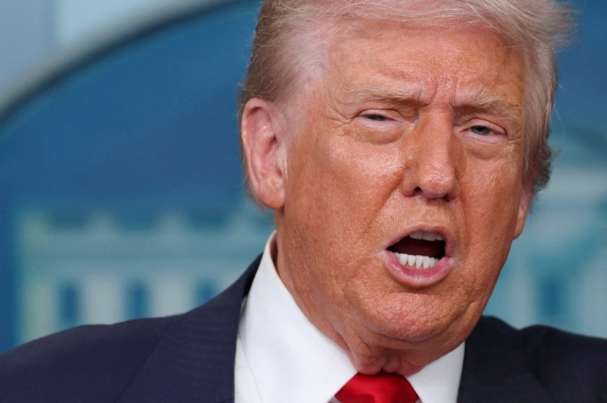 도널드 트럼프 미국 대통령이 11일(현지시간) 미국 워싱턴DC 백악관에서 기자회견 중인 모습./로이터=뉴스1