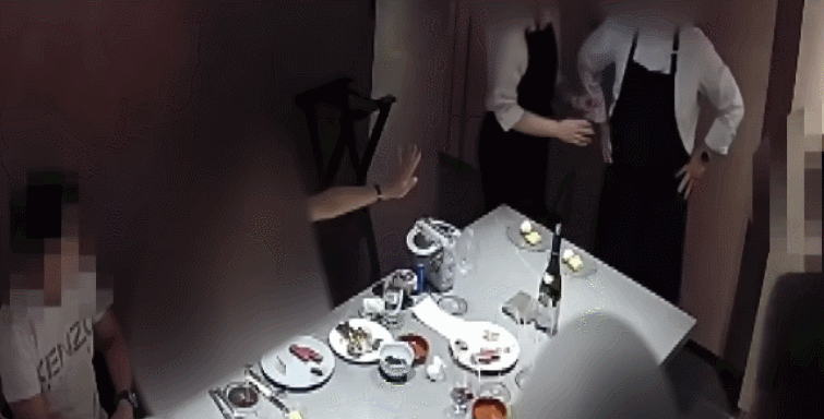 서울 강남 한 고급 식당 운영자가 손님에게 폭행당하는 모습이 공개됐다./영상=JTBC '사건반장'