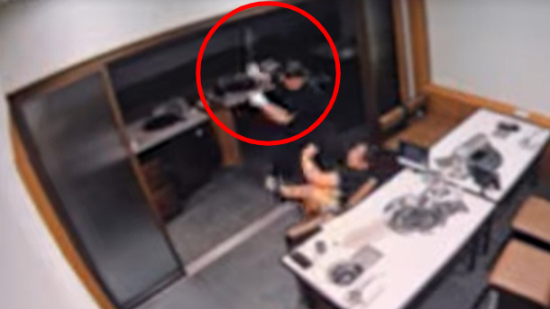 전북 정읍시 한 고깃집에서 30대 사장이 10대 아르바이트생을 야구방망이로 폭행하는 사건이 발생했다. /사진=뉴시스 유튜브 갈무리(피해자 제보)