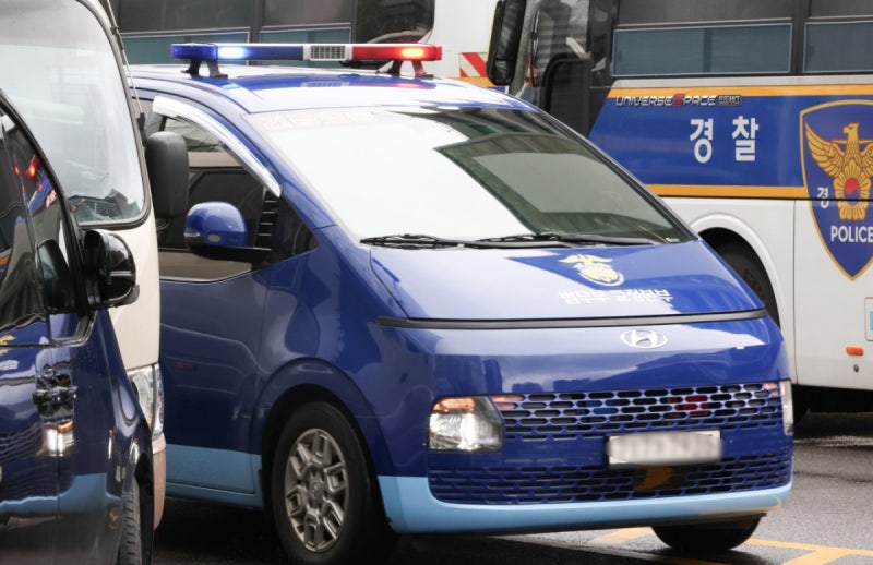 수갑 찬 김건희, 구속 후 <b>특검</b> 첫 <b>조사</b>…'선거·공천개입 의혹' 입 열까