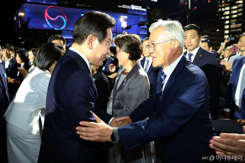 [서울=뉴시스] 고범준 기자 = 이재명 대통령이 15일 서울 세종대로 광화문광장에서 열린 제21대 대통령 국민임명식 '광복 80년, 국민주권으로 미래를 세우다' 행사에서 문재인 전 대통령과 인사하고 있다. 2025.