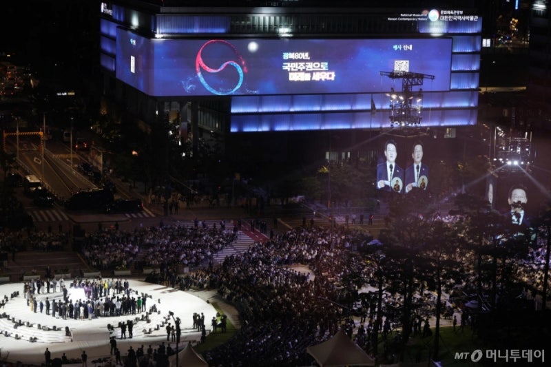 <b>이재명 대통령</b> '<b>국민임명식</b>'…광장 가득 메운 시민들, 춤추게 한 '이 노...