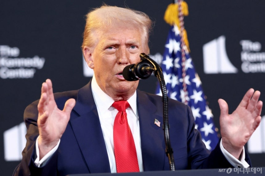 도널드 트럼프 미국 대통령이 13일(현지시간) 미국 워싱턴DC의 케네디 센터를 방문한 후 기자들과 질의응답 시간을 갖고 있다./로이터=뉴스1