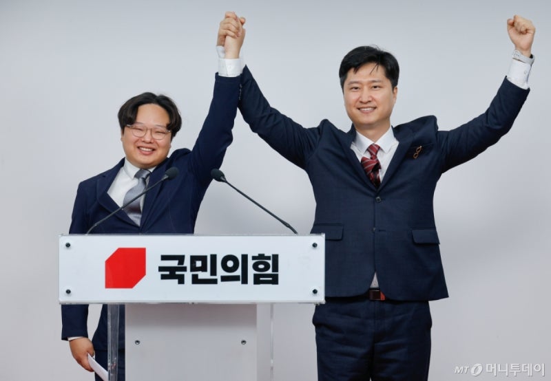 국힘 <b>우재준</b>·최우성, 청년최고 <b>단일화</b>…안철수·조경태 <b>단일화 촉구</b>