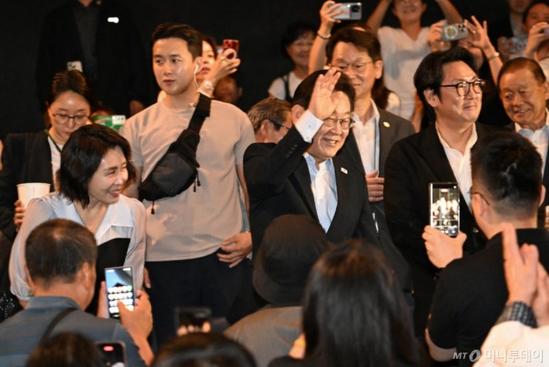 <b>시민</b>들과 '<b>독립군</b>' 관람한 이재명 <b>대통령</b>···"광복 80주년 의미 새기길...