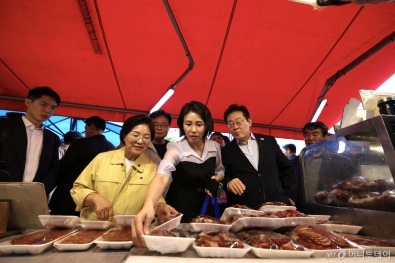 '또 깜짝 시장 <b>방문</b>' <b>이재명 대통령</b>···"아내가 제 소비쿠폰까지 다 써...