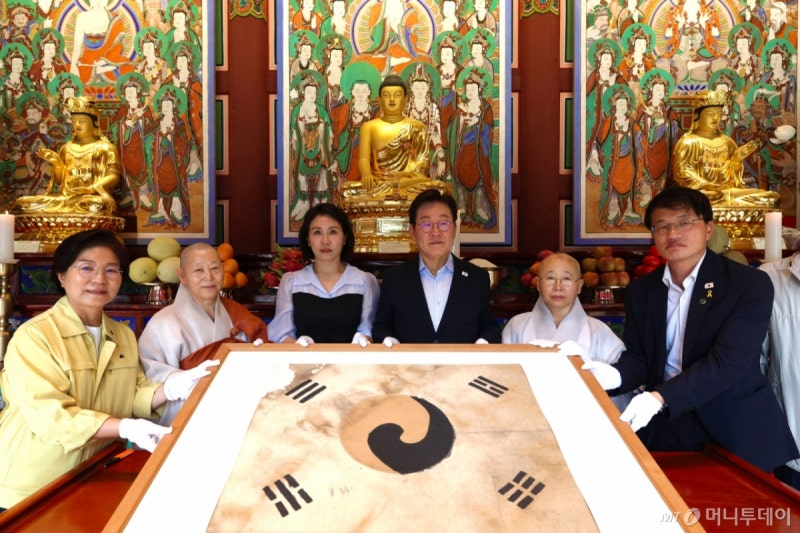 '보물 태극기' <b>진관사</b> 찾은 <b>이재명</b> <b>대통령</b>···"국민 잘 끌어안아야"