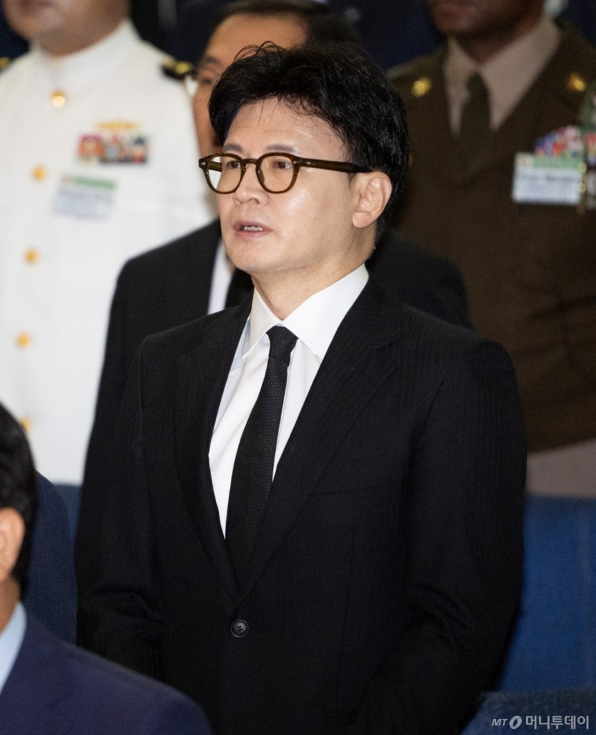 (평택=뉴스1) 김영운 기자 = 한동훈 전 국민의힘 대표가 29일 경기 평택시 해군 2함대 사령부에서 열린 제2연평해전 승전 23주년 기념식에서 애국가를 제창하고 있다. (공동취재) 2025.6.29/뉴스1 Cop