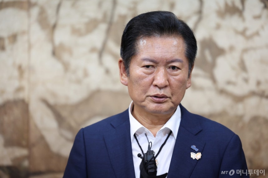 (경주=뉴스1) = 정청래 더불어민주당 대표가 19일 오후  APEC 정상회의 준비현장 점검차 경주시 경북문화관광공사 육부촌을 찾아 청도에서 발생한 경부선 무궁화호 열차사고에 대해 발언하고 있다. (더불어민주당 제공