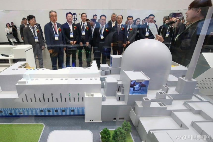 (대구=뉴스1) 공정식 기자 = 11일 대구 북구 엑스코(EXCO)에서 개막한 '2025 대한민국 전기산업 엑스포'를 찾은 내빈들이 한국수력원자력 부스에 전시된 1000㎿(메가와트)급 한국형 원전 APR1000 발전