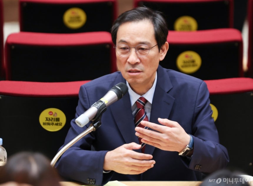 (서울=뉴스1) 허경 기자 = 우상호 정무수석이 21일 서울 용산구 대통령실 청사에서 열린 기자간담회에서 취재진의 질의에 답하고 있다. 2025.8.21/뉴스1 Copyright (C) 뉴스1. All rights