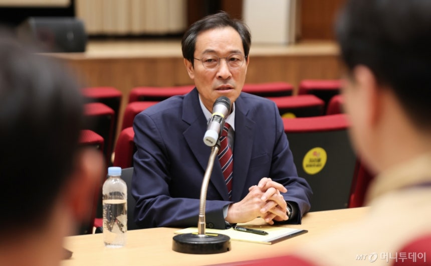 (서울=뉴스1) 허경 기자 = 우상호 정무수석이 21일 서울 용산구 대통령실 청사에서 열린 기자간담회에서 취재진의 질의에 답하고 있다. 2025.8.21/뉴스1 Copyright (C) 뉴스1. All rights