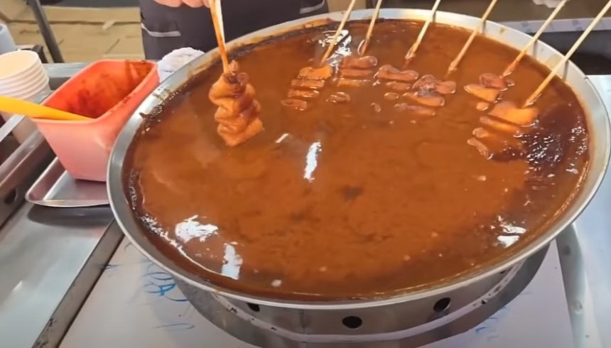 부산 한 관광지에서 어묵 한 꼬치가 3000원에 판매돼 '바가지' 논란이 일고 있다./사진=유튜브 채널 '투깝이'