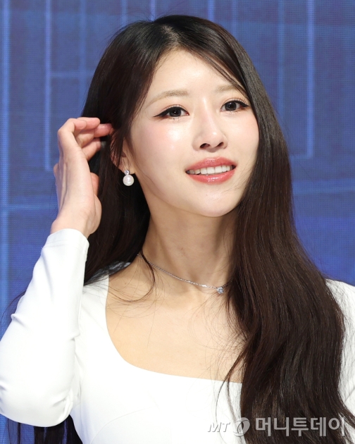 (서울=뉴스1) 권현진 기자 = 가수 이미주가 4일 오전 서울 강남구 강남 엘리에나 호텔에서 열린 Mnet ‘커플팰리스2’ 제작발표회에 참석해 매력을 발산하고 있다. ‘커플팰리스2’는 완벽한 결혼 상대를 찾는 싱글