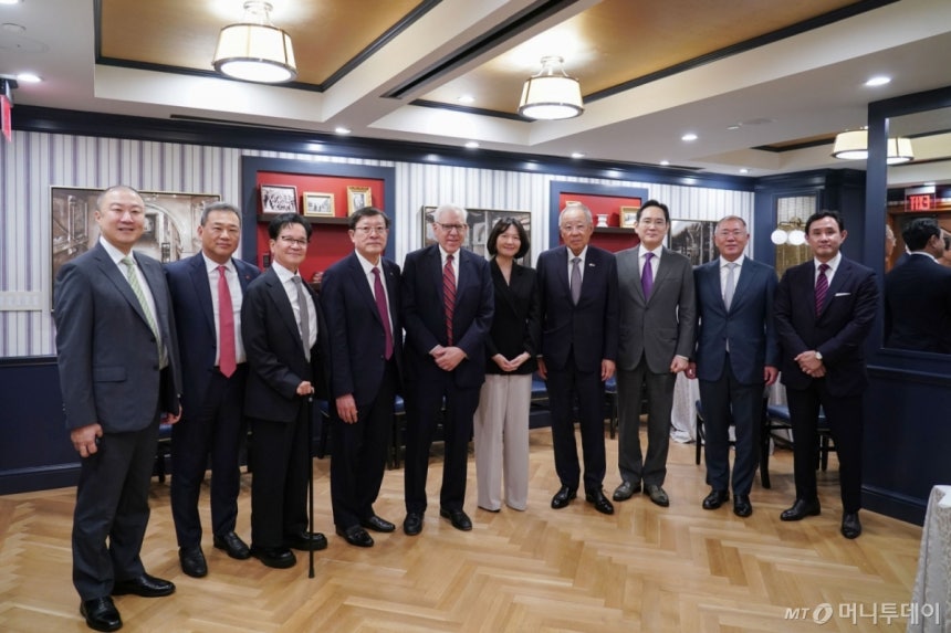 (서울=뉴스1) = 26일(한국시간) 미국 워싱턴 D.C. 윌러드 호텔에서 열리는 '한미 비즈니스 라운드테이블: 제조업 르네상스 파트너십'에 앞서 구자은 LS 회장(왼쪽부터), 김상현 롯데 부회장, 이재현 CJ 회장