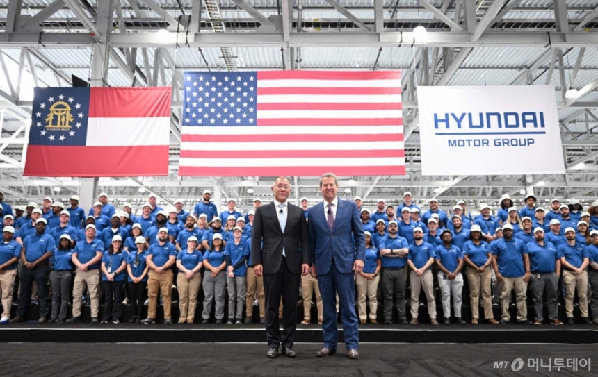 (서울=뉴스1) = 정의선 현대차그룹 회장과 브라이언 켐프(Brian P. Kemp) 조지아 주지사가 26일(현지시간) 미국 조지아주 엘라벨에 위치한 ‘현대자동차그룹 메타플랜트 아메리카(Hyundai Motor Gr