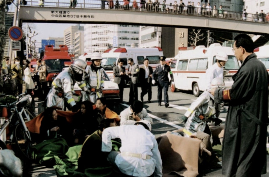 1995년 3월 20일 도쿄의 한 지하철역 인근에서 옴진리교 사린 테러로 부상한 시민들이 치료를 받고 있다/사진=AP