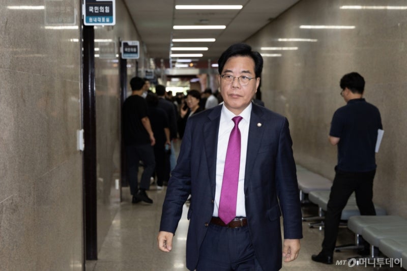 송언석 "내란특검, 일부러 <b>최교진</b> 청문회 골라 압수수색…빈 깡통"