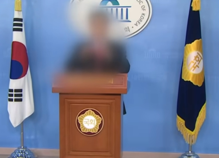 고위 공무원 출신 70대 유튜버가 30대 여성을 강제추행했다는 주장이 나와 파장이 예상된다. 이 유튜버는 보수 성향 지지자들의 호감을 얻어 100만여명의 구독자를 달성했을 만큼, 정계에서는 인지도가 있는 인물이다.